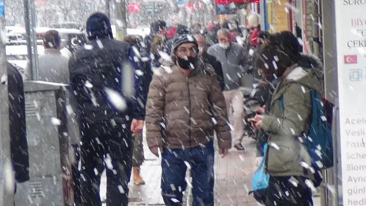 İnegöl'de lapa lapa kar yağdı