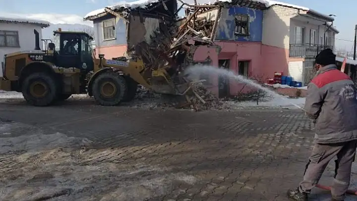 İnegöl'de tehlike saçan metruk binalar yıkılıyor
