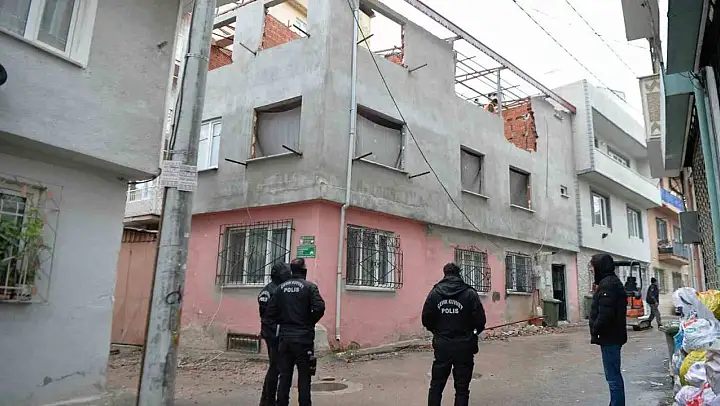 İnşaat aşamasındaki kaçak katlar yıkıldı