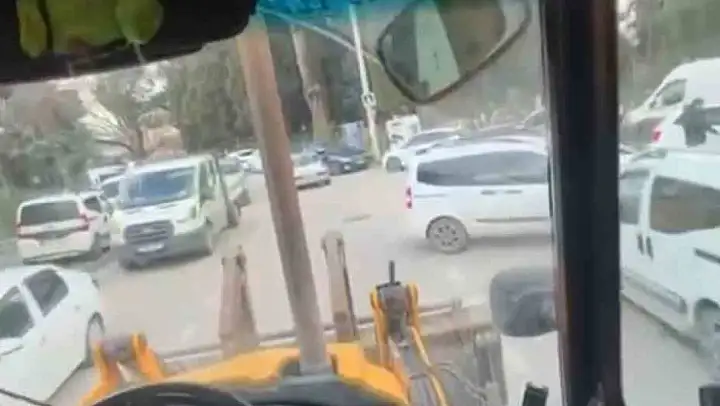 İş makinesi ile tehlikeli yolculuk kamerada