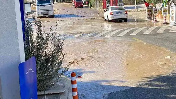 İsale hattı patladı, iş yerlerini su bastı