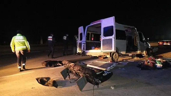 İşçi taşıyan minibüs TIR'a çarptı : 3 ölü, 9 yaralı