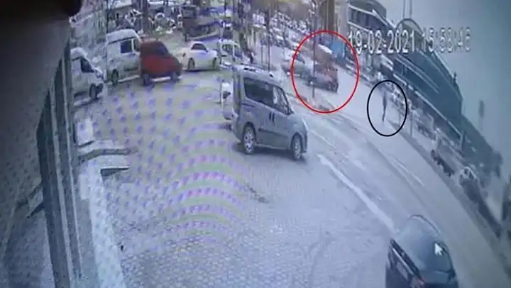 Işık ihlali yüzünden yaşanan kaza kameralara  yansıdı