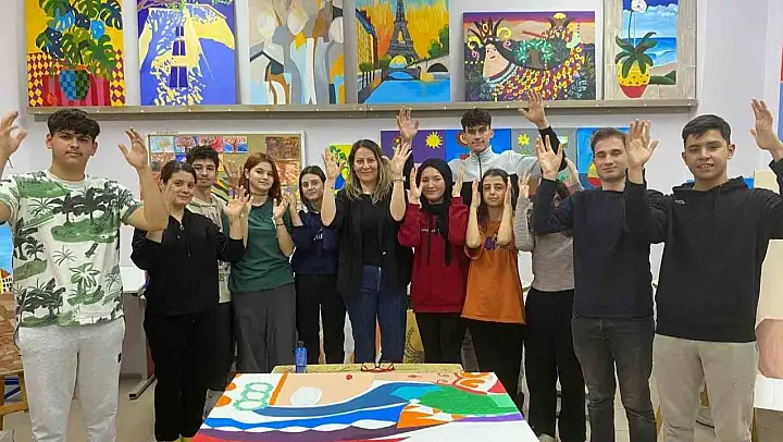 İşitme engelli öğrencilerin sessiz dünyası sanatla renkleniyor