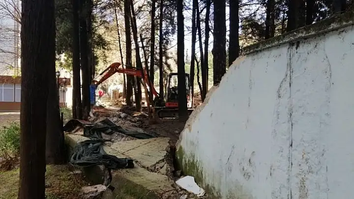 İstinat duvarı yıkıldı belediyeyi su bastı