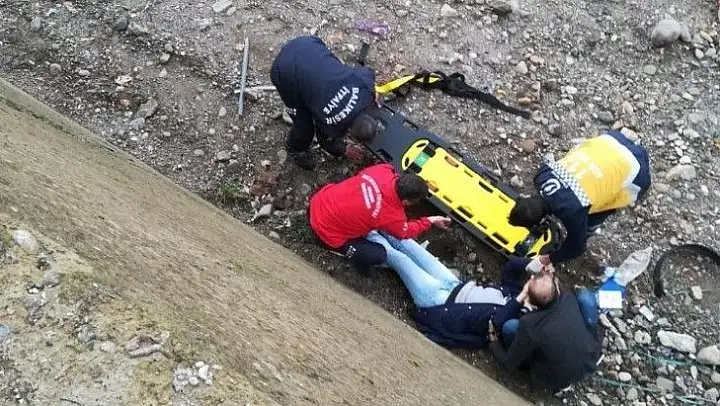 İstinat duvarından düşen adamı itfaiye kurtardı