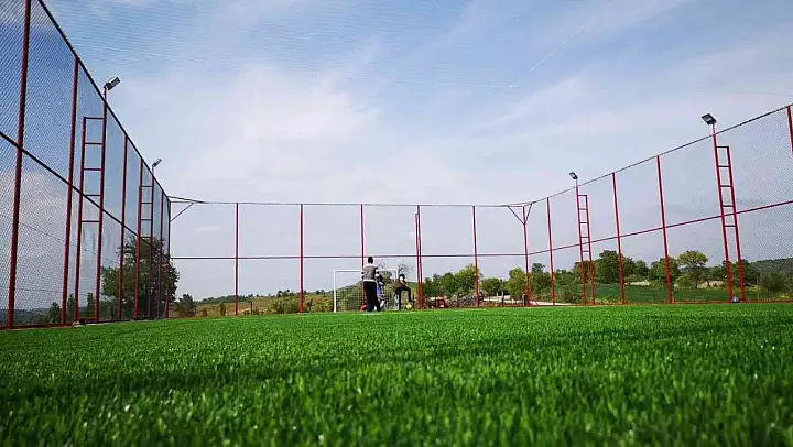 İvrindi'de halı saha inşaatları tamamlanıyor