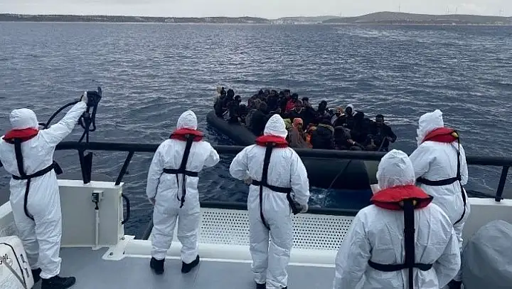 İzmir açıklarında 157 düzensiz göçmen kurtarıldı