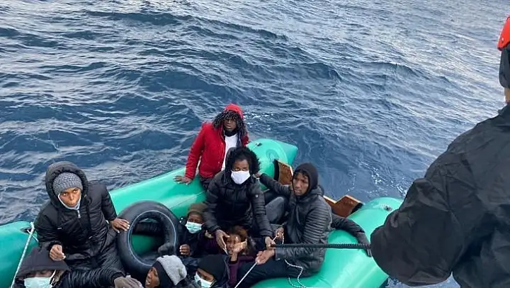 İzmir açıklarında 61 düzensiz göçmen kurtarıldı