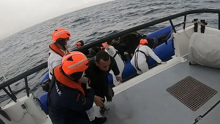 İzmir açıklarında 69 düzensiz göçmen yakalandı