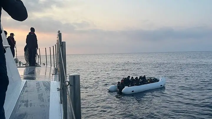 İzmir açıklarında lastik botta 36 göçmen yakalandı