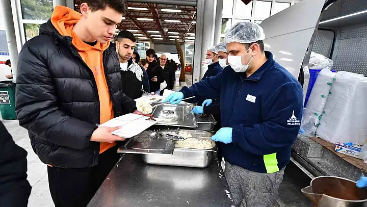 İzmir Büyükşehir'den öğrencilere ücretsiz yemek