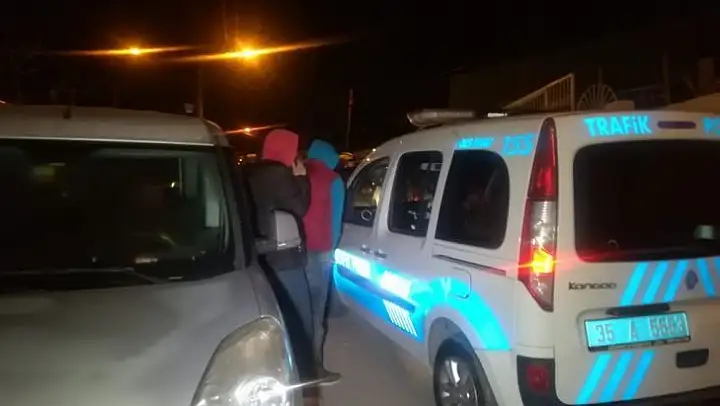 İzmir'de 'dur' ihtarına uymayan 3 kişiye 11 bin lira ceza