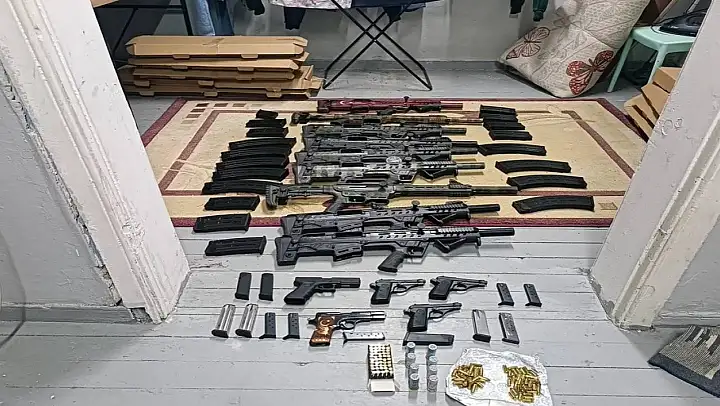 İzmir'de 26 ayrı adrese silah kaçakçılığı baskını: 15 gözaltı
