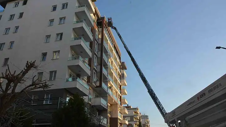 İzmir'de 7 katlı binada yangın