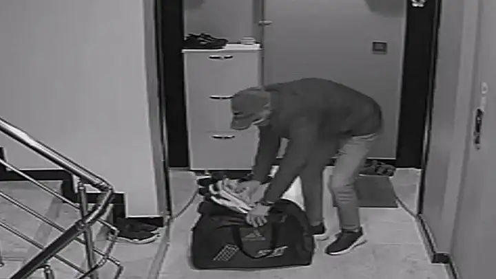 İzmir'de apartmanlara girip beğendiği ayakkabıları valize koyan hırsız yakalandı