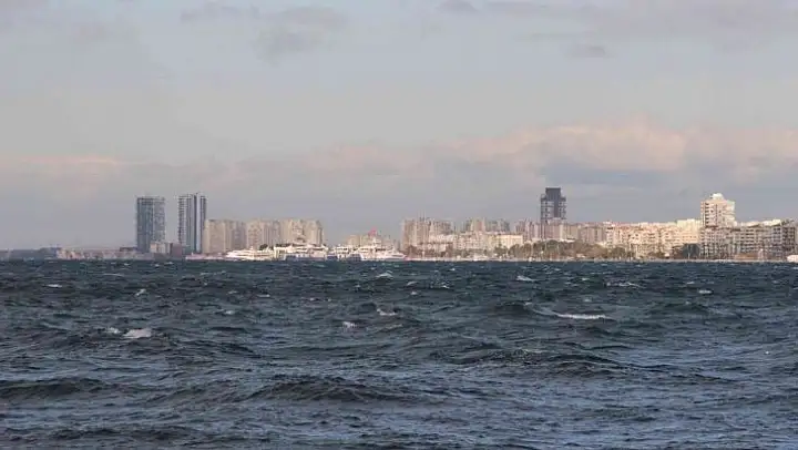 İzmir'de arabalı vapur seferlerine fırtına engeli