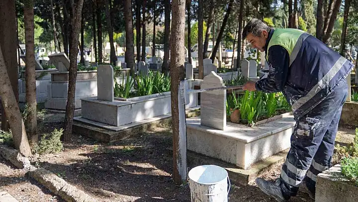 İzmir'de bayram öncesi mezarlıklara özel bakım