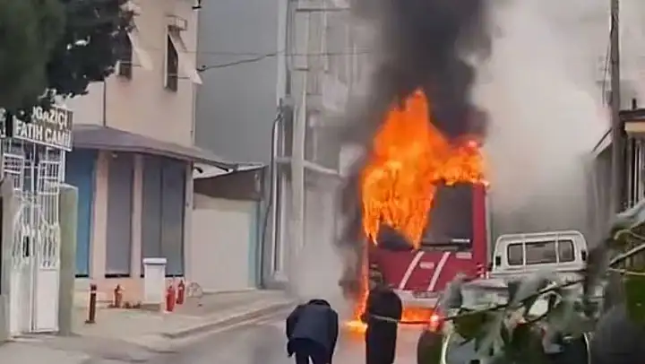 İzmir'de belediye otobüsü alevlere teslim oldu