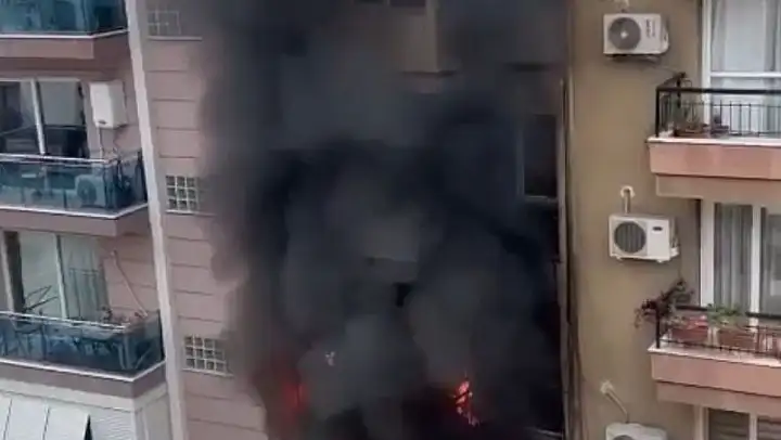 İzmir'de çıkan yangında 3 kişi dumandan etkilendi