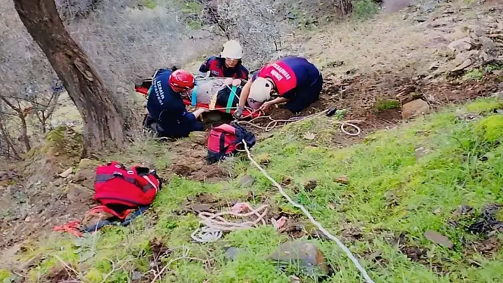İzmir'de düştüğü dik yamaçta mahsur kalan vatandaşı itfaiye kurtardı