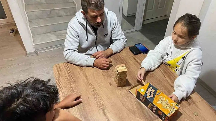 İzmir'de ekrandan uzaklaşıp öğretici aktiviteler yapan veliler çocuklarına örnek oluyor