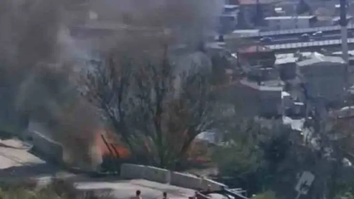 İzmir'de gecekondu alev alev yandı