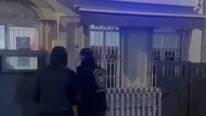 İzmir'de haklarında kesinleşmiş hapis cezası bulunan 2 şahıs yakalandı