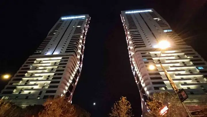 İzmir'de ikiz kulelerde yangın paniği: 3 yaralı