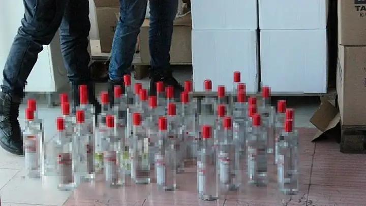 İzmir'de kaçak içki operasyonu