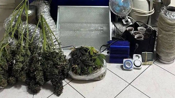 İzmir'de kapıcı dairesi uyuşturucu imalathanesi çıktı