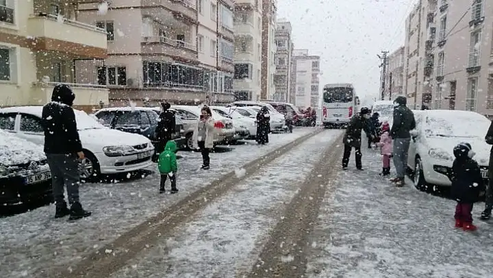 İzmir'de kar sevinci