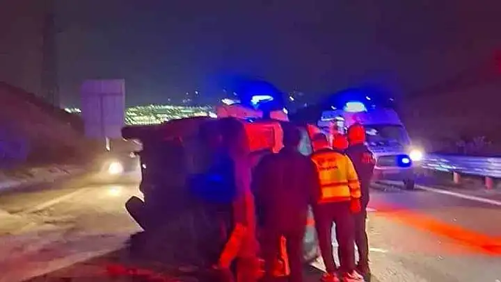 İzmir'de kontrolden çıkan minibüs takla attı: 1 ölü, 10 yaralı