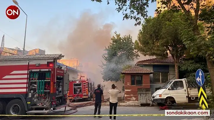 İzmir'de korkunç olay: Çatı çöktü, itfaiye eri alevlerin içine düştü