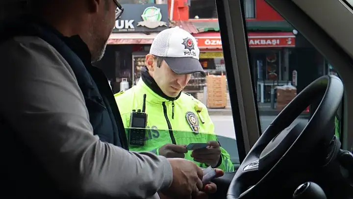 İzmir'de okul servislerine sıkı denetim: 38'i trafikten men edildi