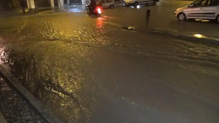 İzmir'de sağanak yağış nedeniyle caddeler göle döndü