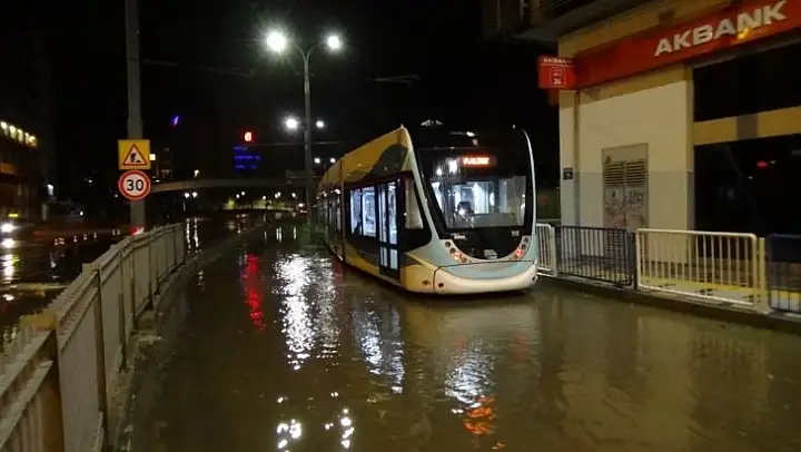 İzmir'de sağanak yağışın bilançosu: 212 iş yeri ve haneyi su bastı