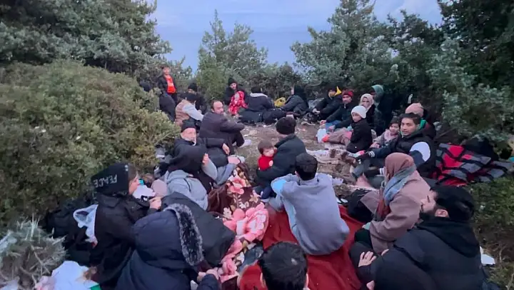 İzmir'de Sahil Güvenlik'ten göçmen mesaisi: Karada yakaladı, denizden kurtardı