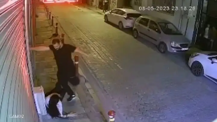 İzmir'de sokak ortasında kadına öldüresiye şiddet kamerada