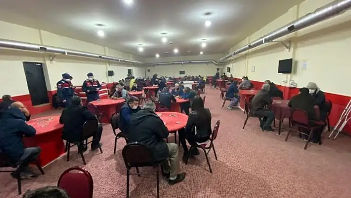 İzmir'de suçüstü kumar baskını: 75 kişiye 635 bin 850 TL para cezası