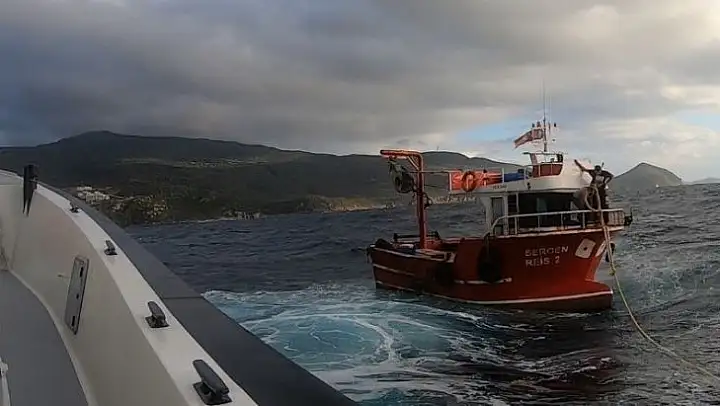 İzmir'de sürüklenen tekneyi sahil Sahil Güvenlik ekibi kurtardı