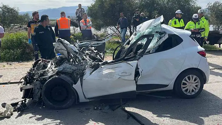 İzmir'de tırın altına giren otomobil hurdaya döndü: 1 ölü