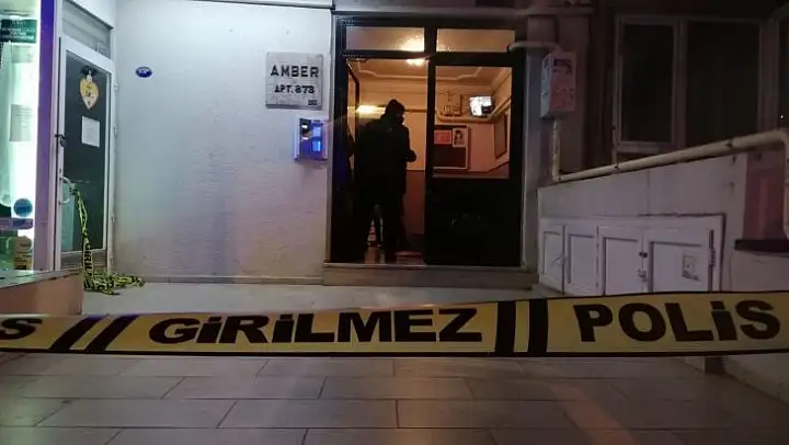 İzmir'de trans birey yaşadığı binanın girişinde ölü bulundu
