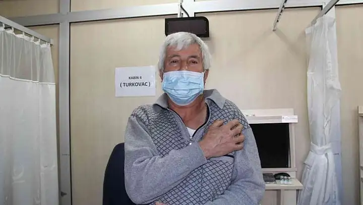 İzmir'de Turkovac aşısı uygulanmaya başladı