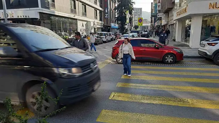 İzmir'de yaya geçidindeki vatandaşlara yol vermeyen sürücüler kamerada