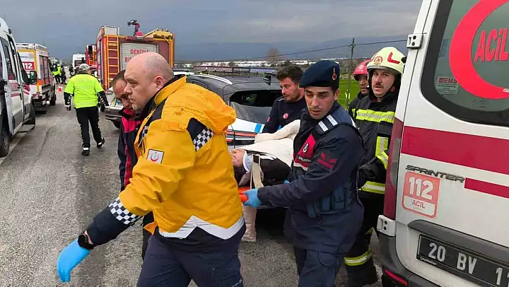 İzmir'den Denizli'ye turnuvaya gelen öğrenciler kaza yaptı: 2 ölü, 26 yaralı