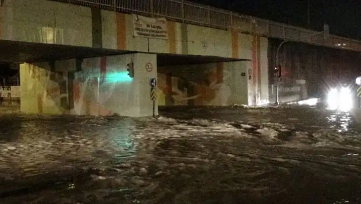 İzmir'i sağanak vurdu: Araçlar sürüklendi, birçok evi su bastı