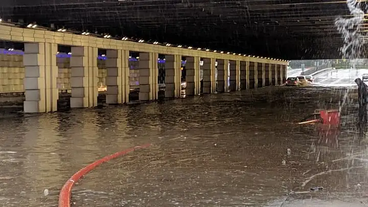 İzmir'i sel vurdu: Alt geçitler ve metro istasyonlarının çıkışları tıkandı