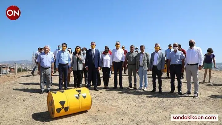 İzmir'in Çernobili için 12. Duran Adam eylemi