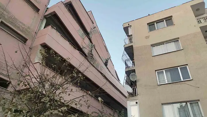 İzmir'in Karabağlar ilçesinde depreme dayanıksız olduğu gerekçesiyle boşaltılan lise binası, yıkım esnasında yan yattı. Oluşan risk nedeniyle çevredeki binalar tahliye edildi.